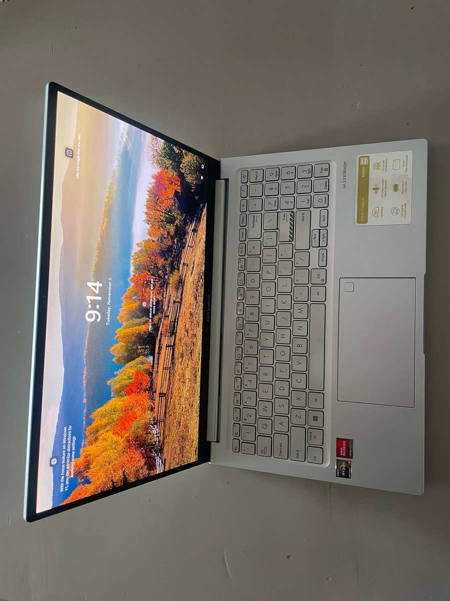 Asus Vivobook 15 Ryzen 7 OLED Notebook + Asus Zenscreen 15" Portable Monitor