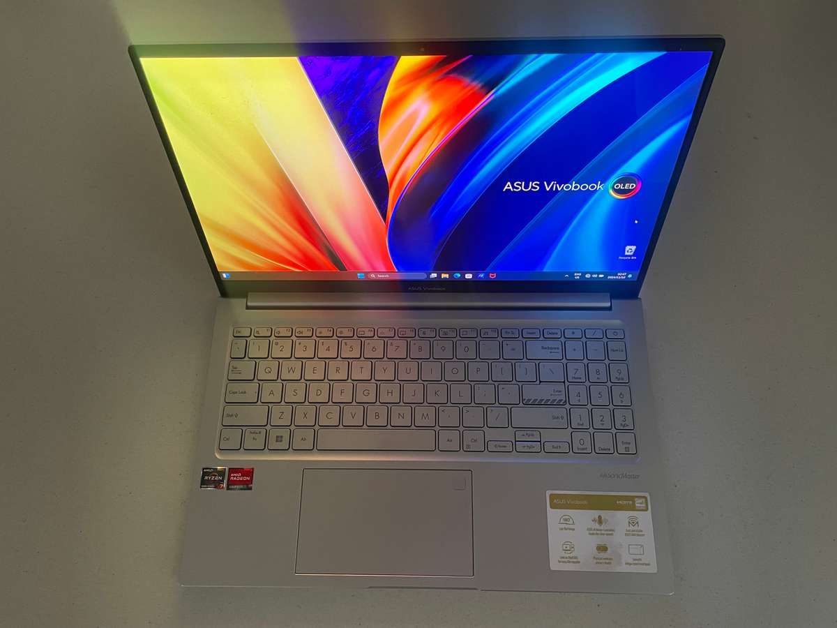 Asus Vivobook 15 Ryzen 7 OLED Notebook + Asus Zenscreen 15" Portable Monitor