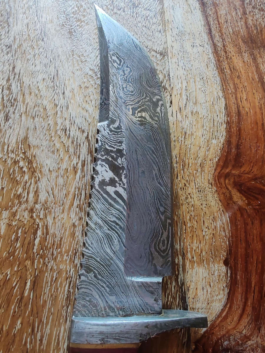 Handcrafted Damascus Hunting Knife  Beautiful Pattern, Excellent Display Piece