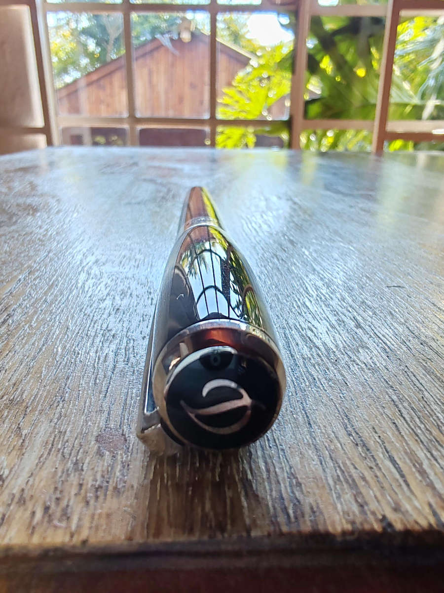 St Dupont Line D fountain pen - Black lacquer with 14K gold medium Nib