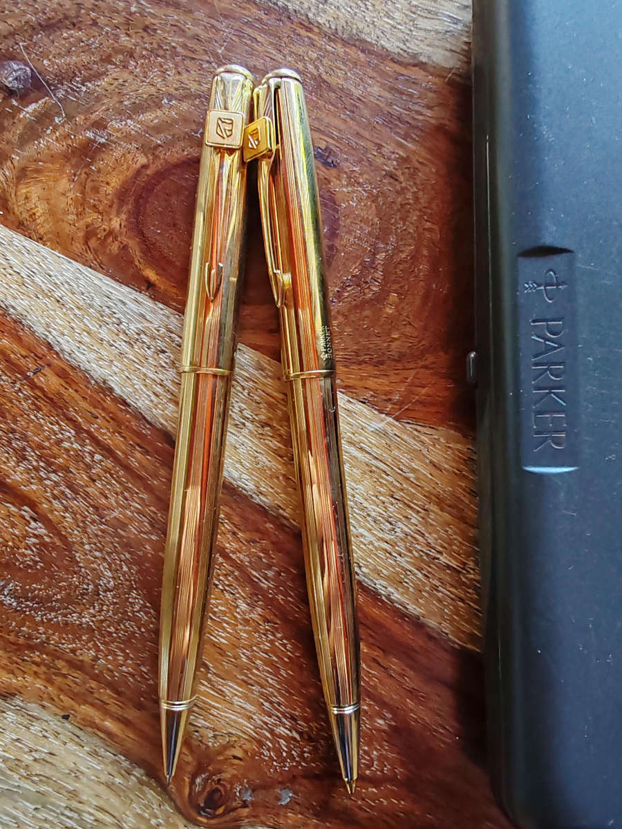 Parker Sonnet Gold plated Pen and pencil set.