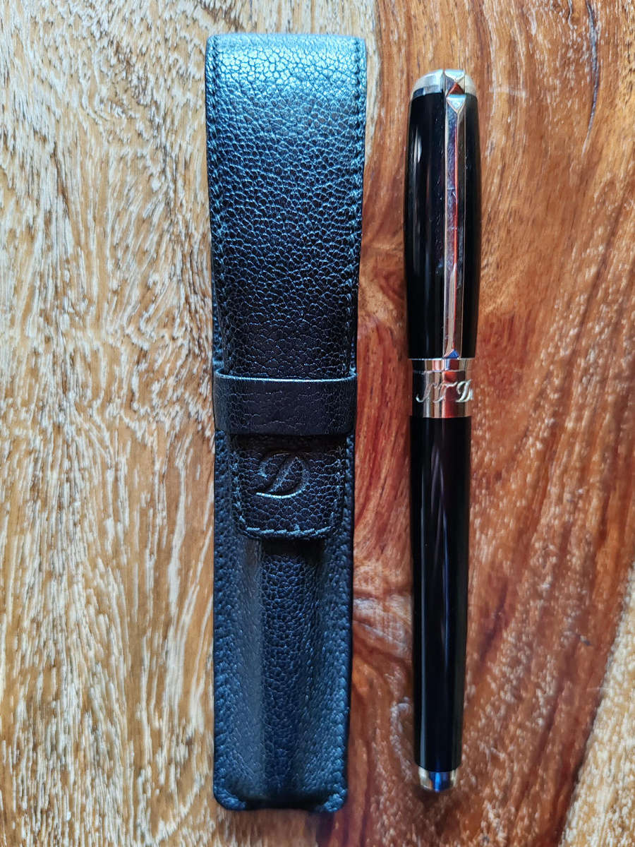 St Dupont Line D fountain pen - Black lacquer with 14K gold medium Nib