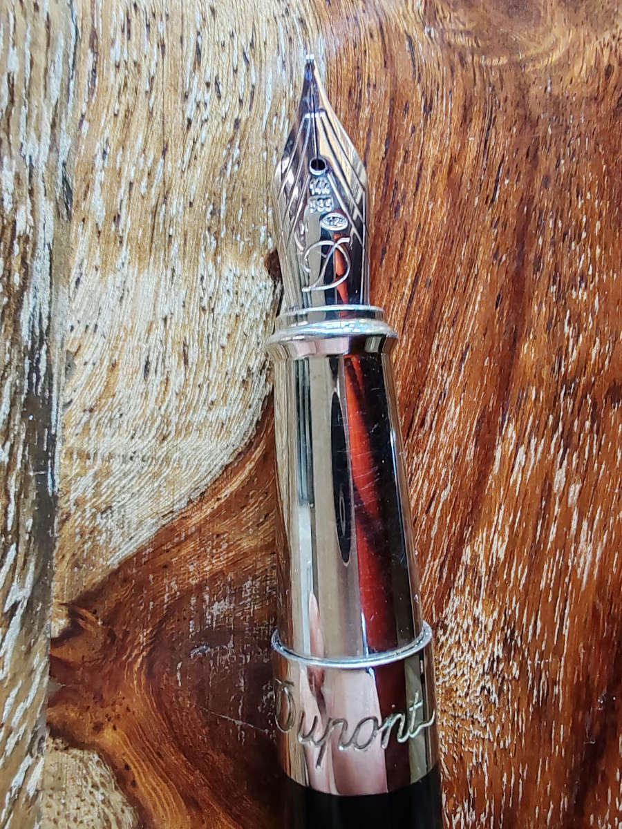 St Dupont Line D fountain pen - Black lacquer with 14K gold medium Nib