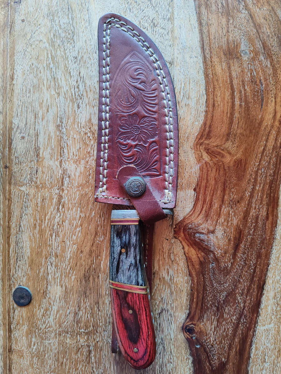 Handcrafted Damascus Hunting Knife  Beautiful Pattern, Excellent Display Piece