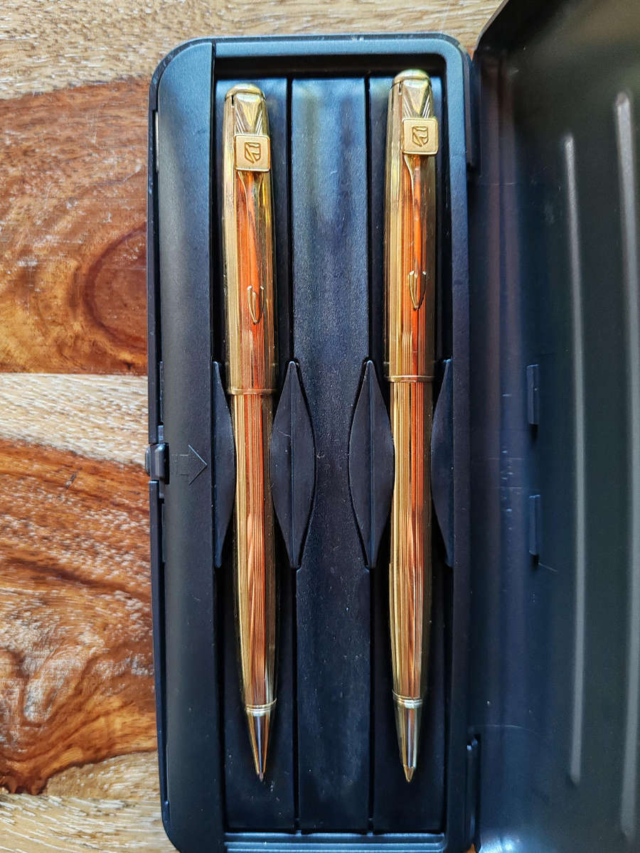 Parker Sonnet Gold plated Pen and pencil set.
