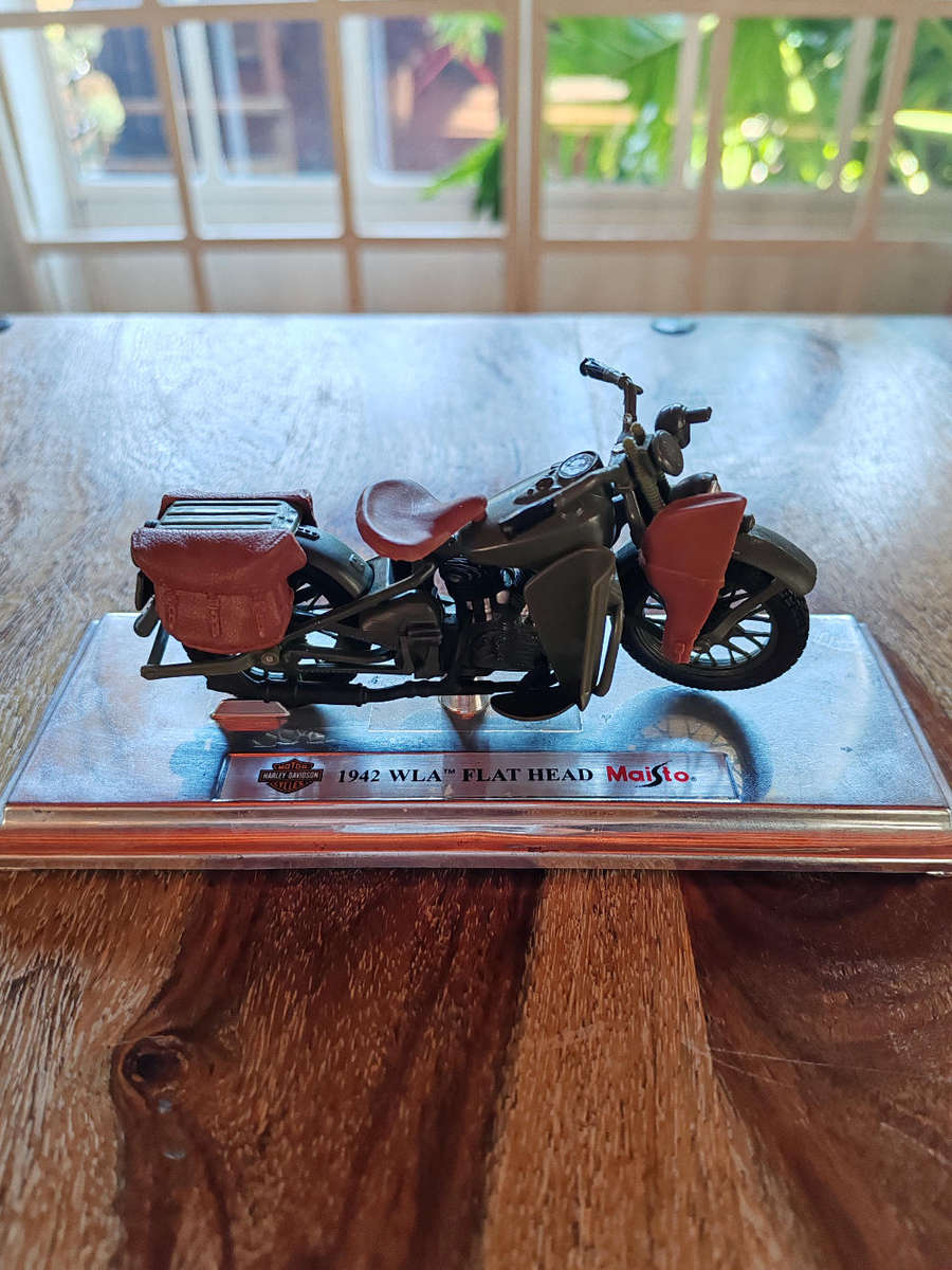 Maisto Model 387  1942 HarleyDavidson WLA Flathead (Military Green, 1:18 Scale)
