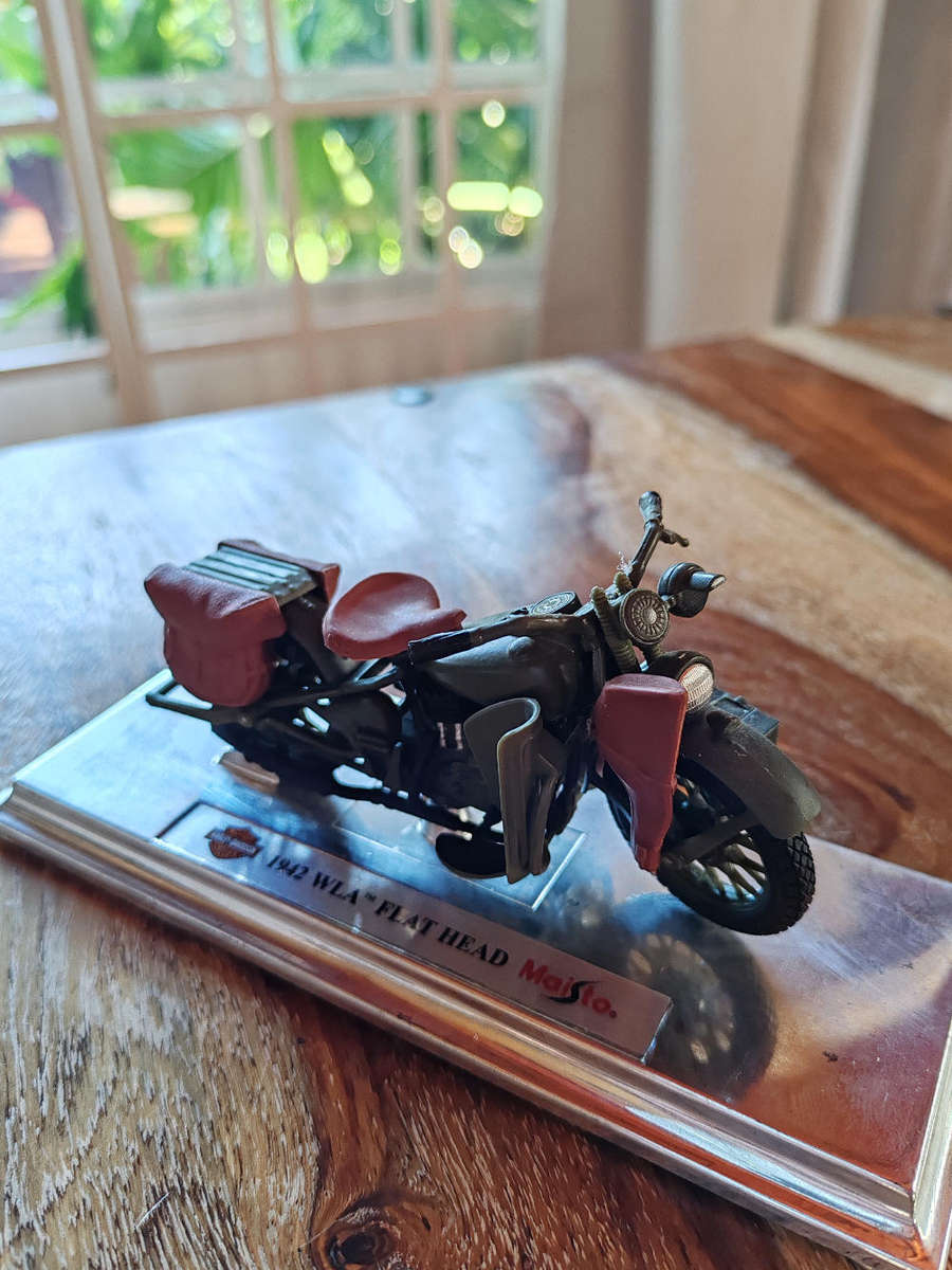 Maisto Model 387  1942 HarleyDavidson WLA Flathead (Military Green, 1:18 Scale)