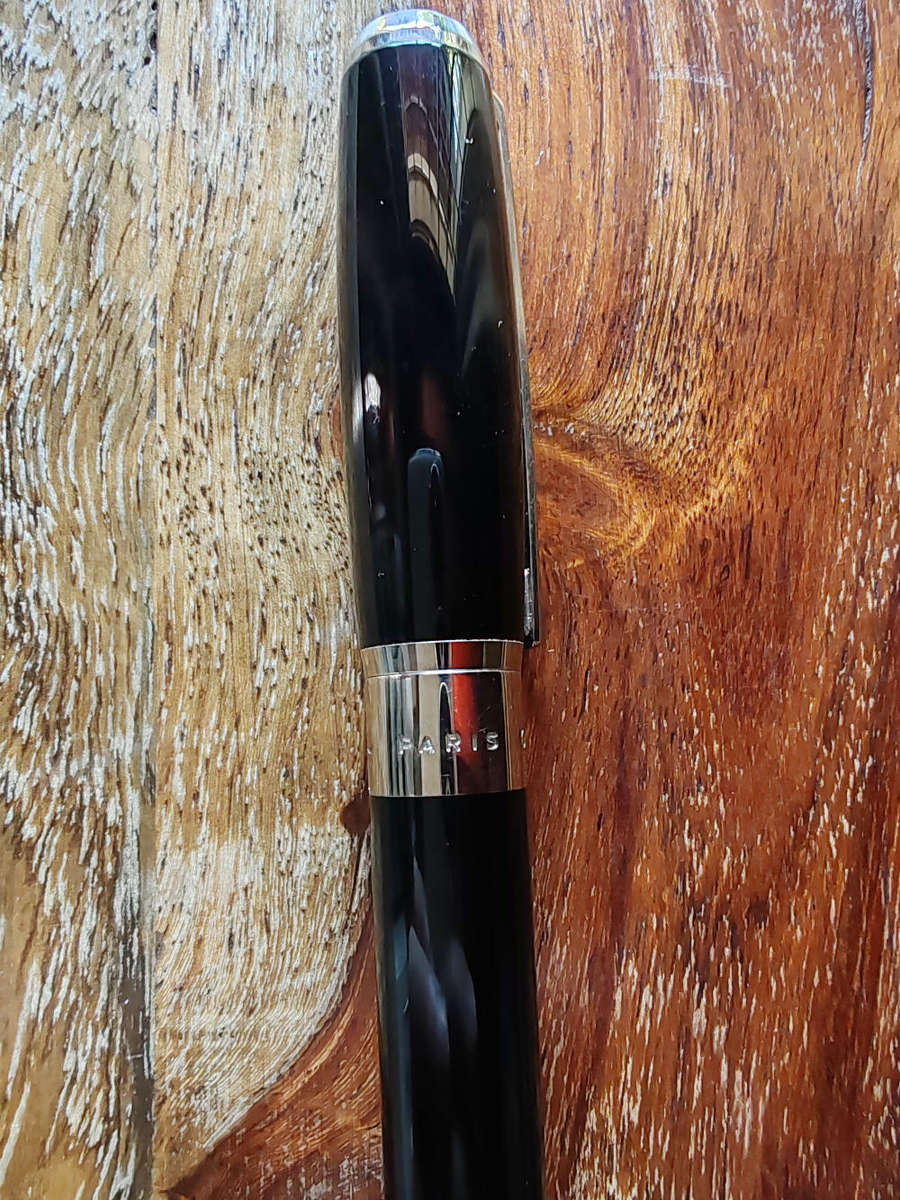 St Dupont Line D fountain pen - Black lacquer with 14K gold medium Nib