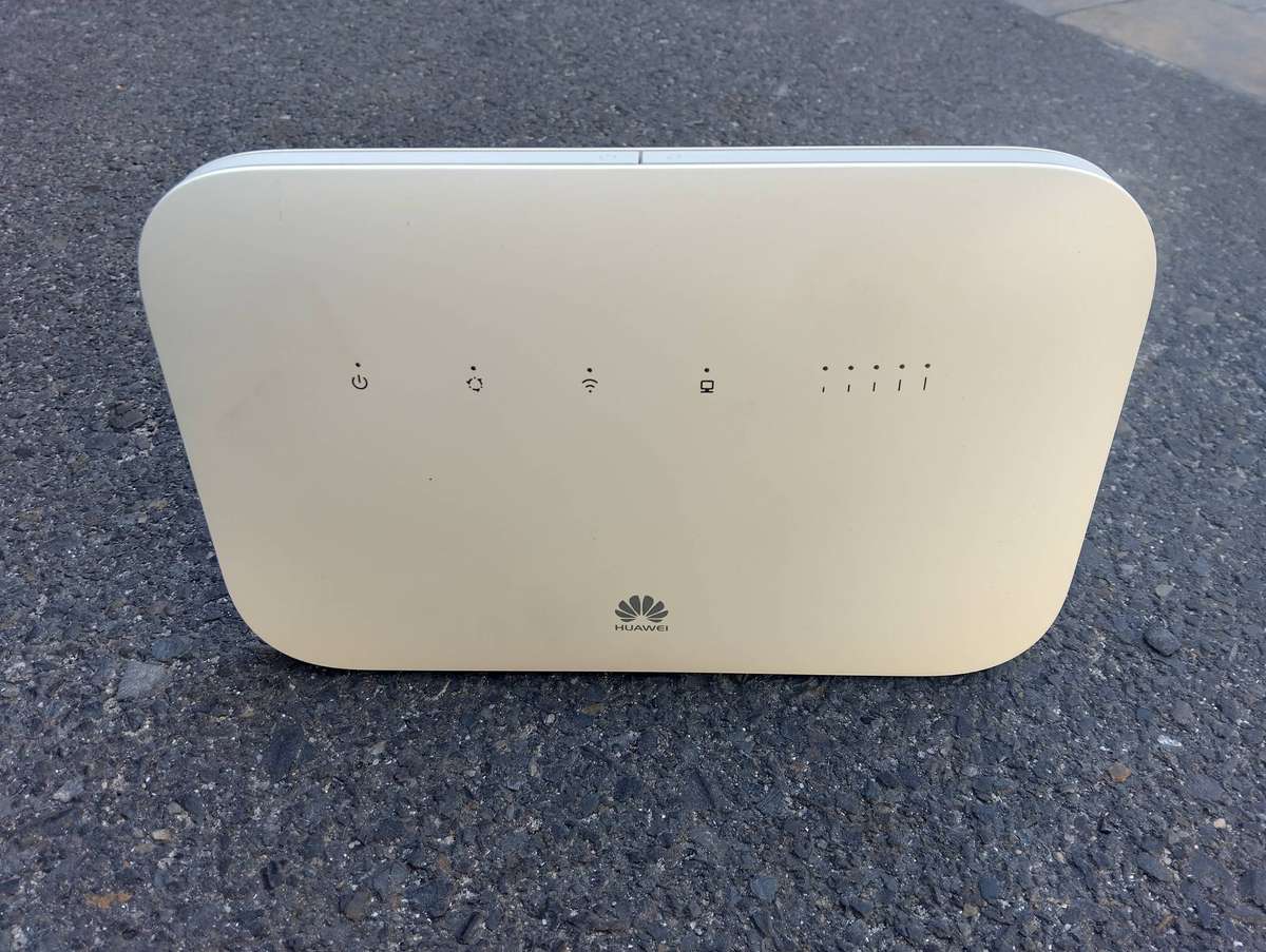 HUAWEI 4G Router 2 Pro B612-233 CAT7 300 Mbps 4G Router (White, Dual Band with SIM)