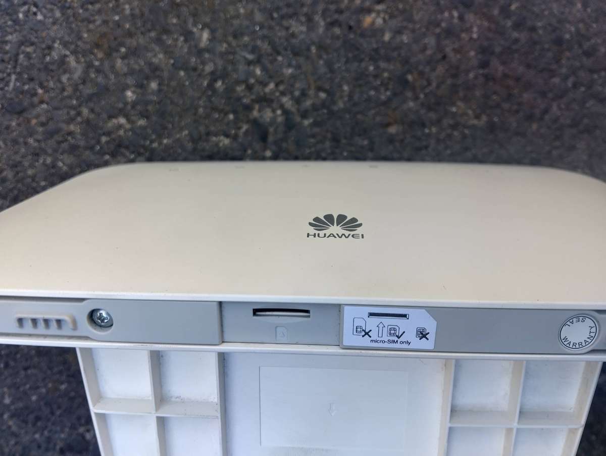 HUAWEI 4G Router 2 Pro B612-233 CAT7 300 Mbps 4G Router (White, Dual Band with SIM)