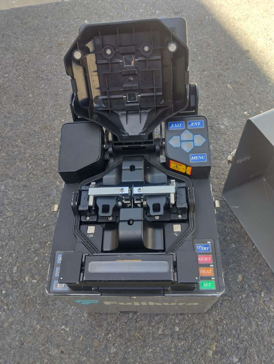 Fujikura FSM-40S Arc Fusion Splicer (Works on charger-Battery cant hold power)