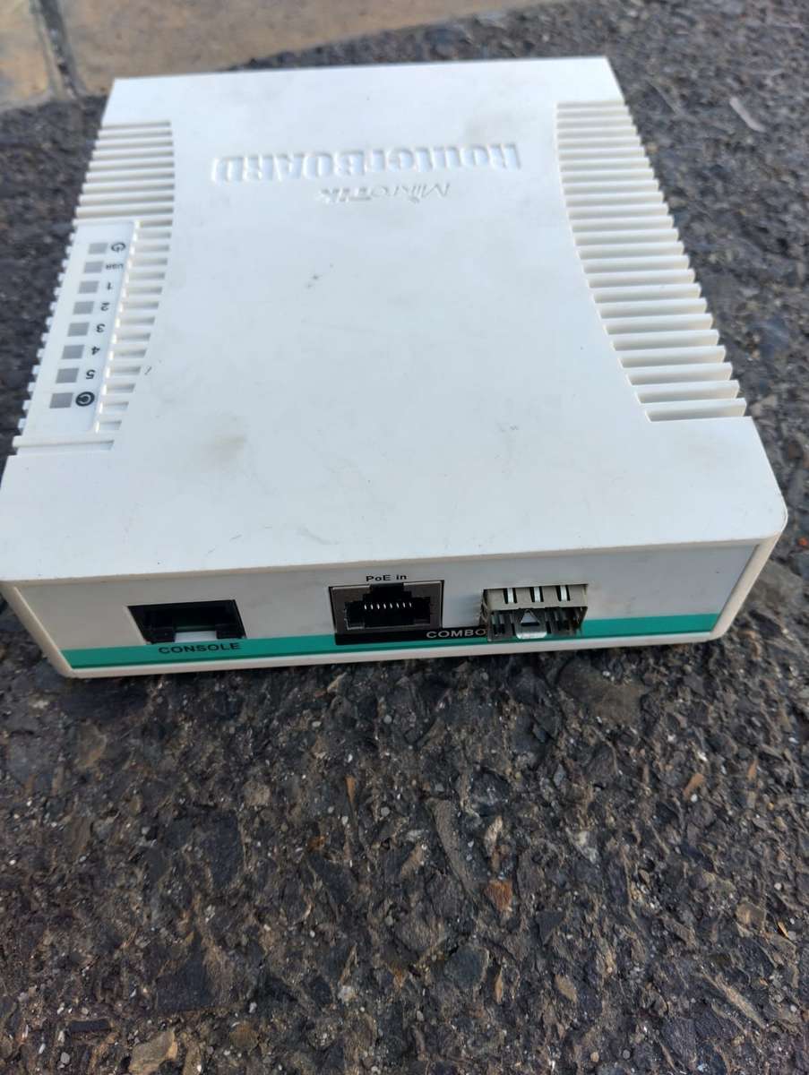 MikroTik Cloud Router Switch 5 Port SFP 1 PoE/SFP Port | CRS106-1C-5S