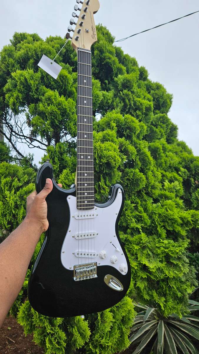 Squier by Fender Stratocaster - Black