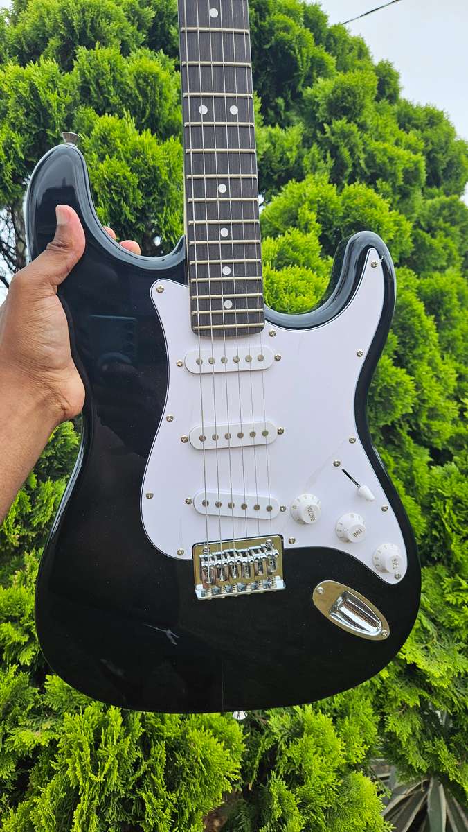Squier by Fender Stratocaster - Black