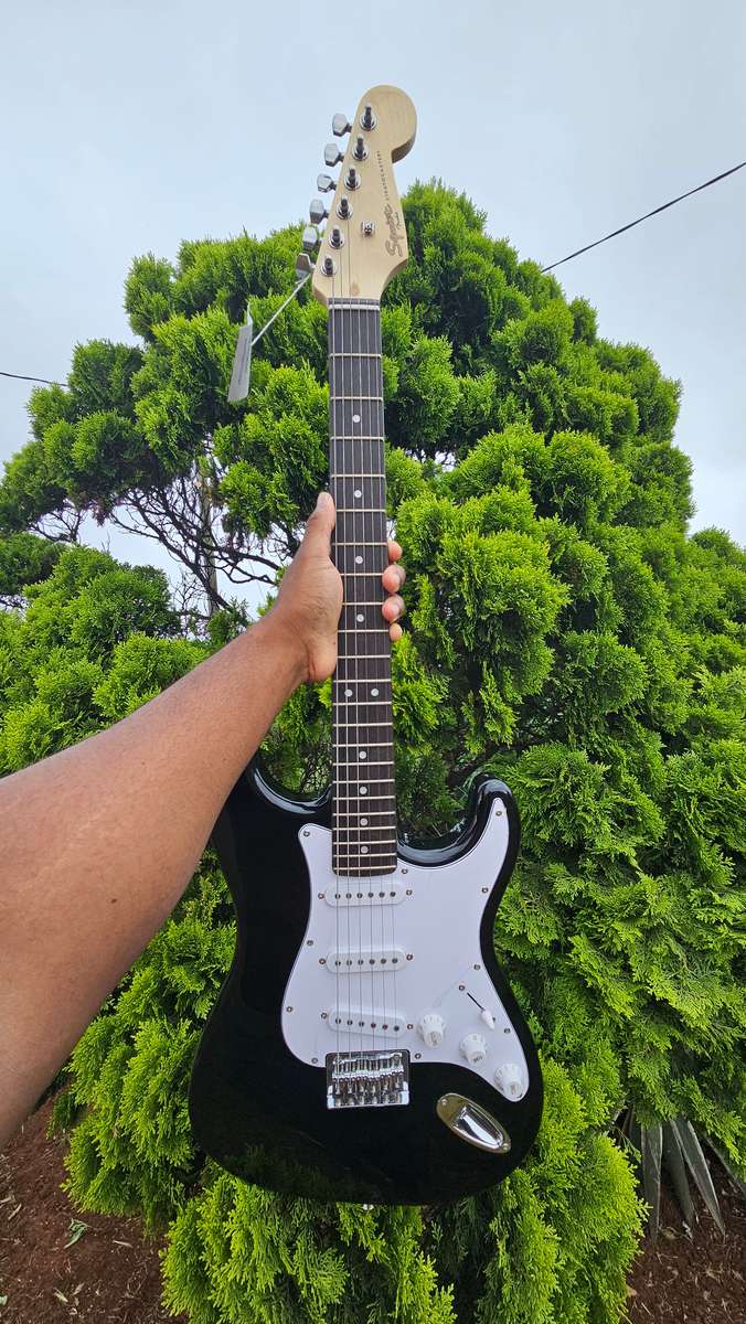 Squier by Fender Stratocaster - Black