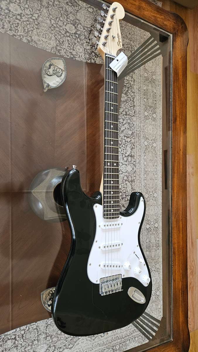 Squier by Fender Stratocaster - Black