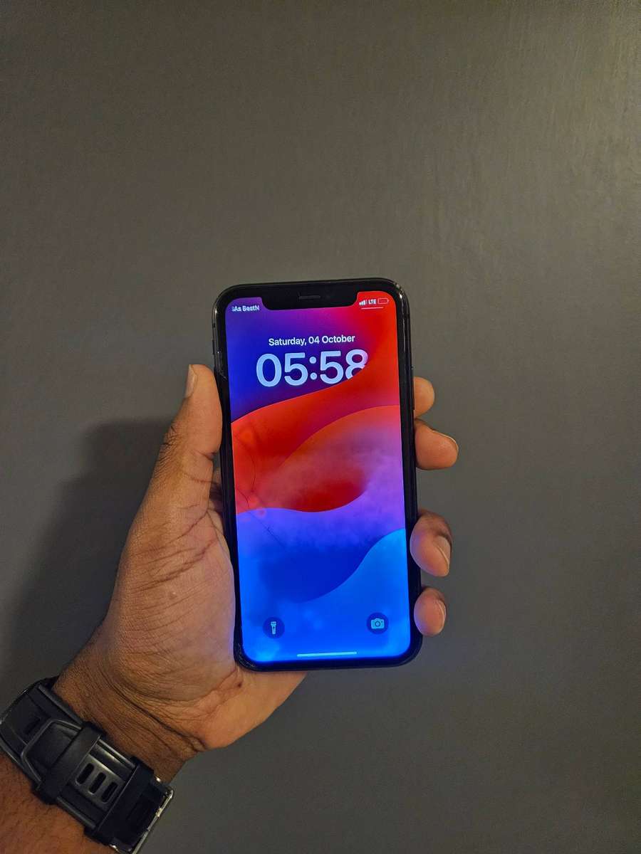 Apple iPhone 11  Black  64GB  Working 100% (Screen Cracks)