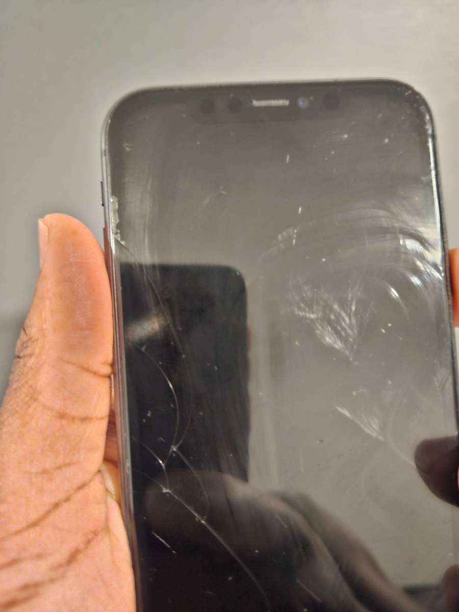 Apple iPhone 11  Black  64GB  Working 100% (Screen Cracks)