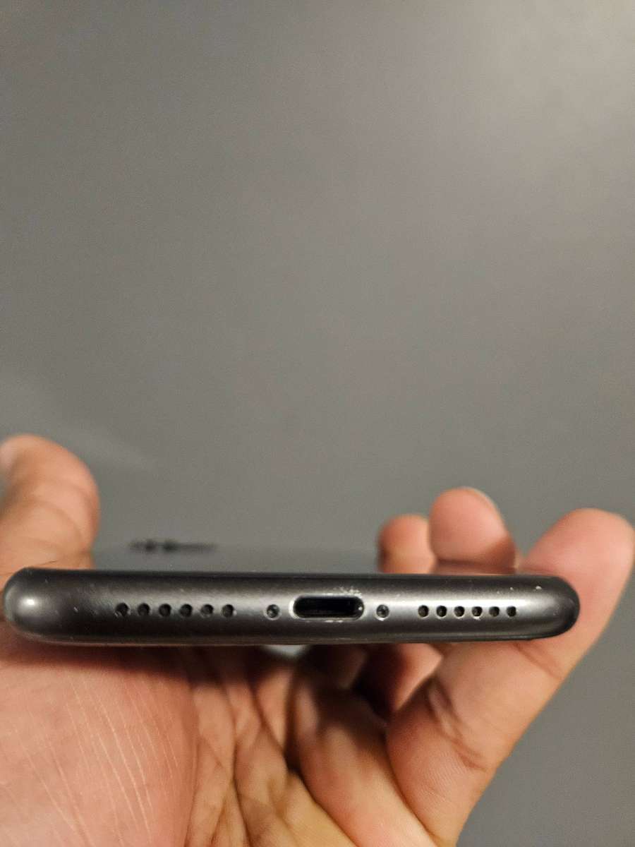 Apple iPhone 11  Black  64GB  Working 100% (Screen Cracks)