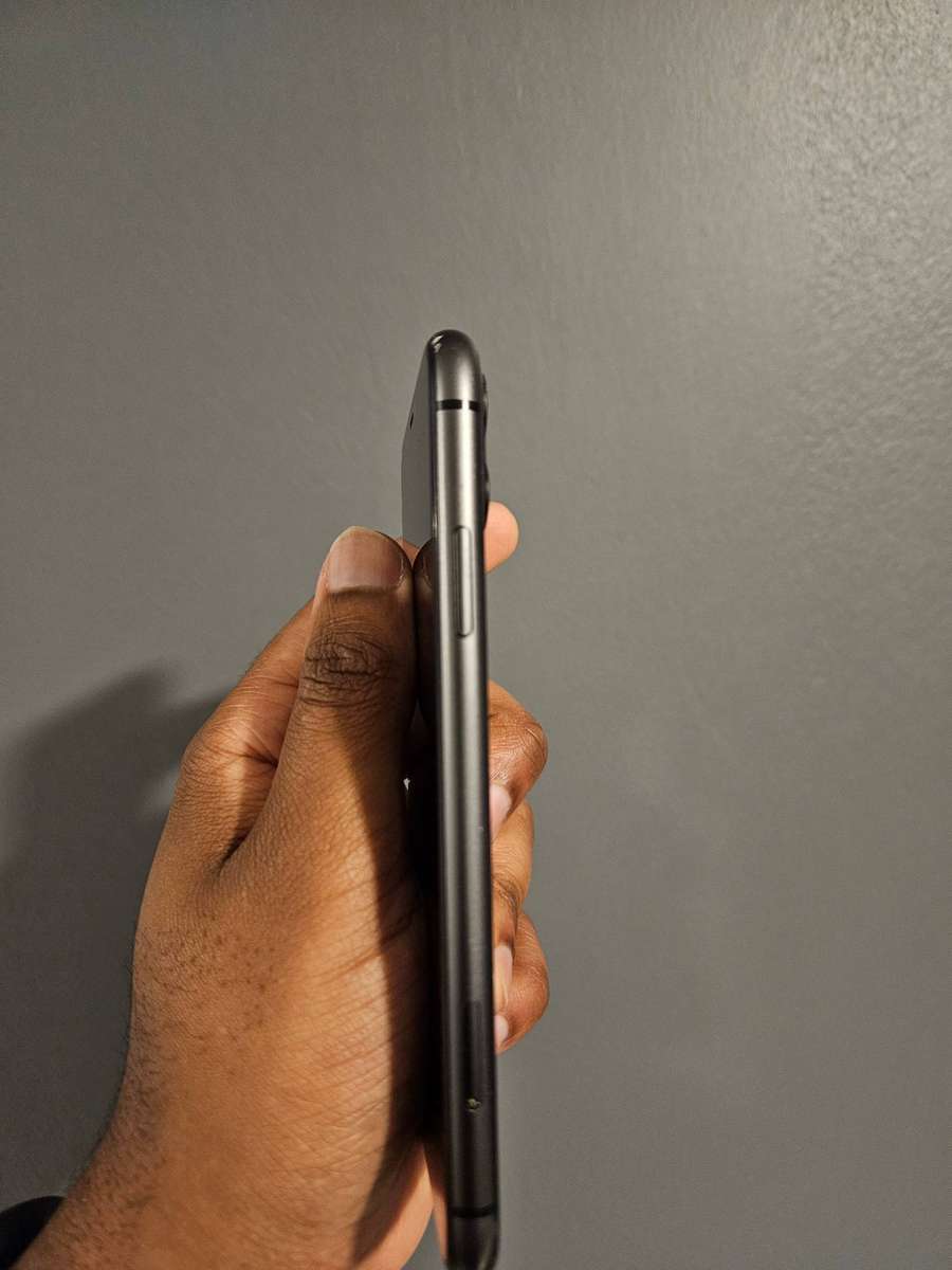 Apple iPhone 11  Black  64GB  Working 100% (Screen Cracks)