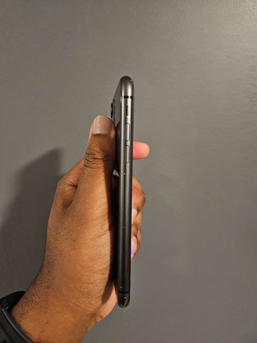 Apple iPhone 11  Black  64GB  Working 100% (Screen Cracks)