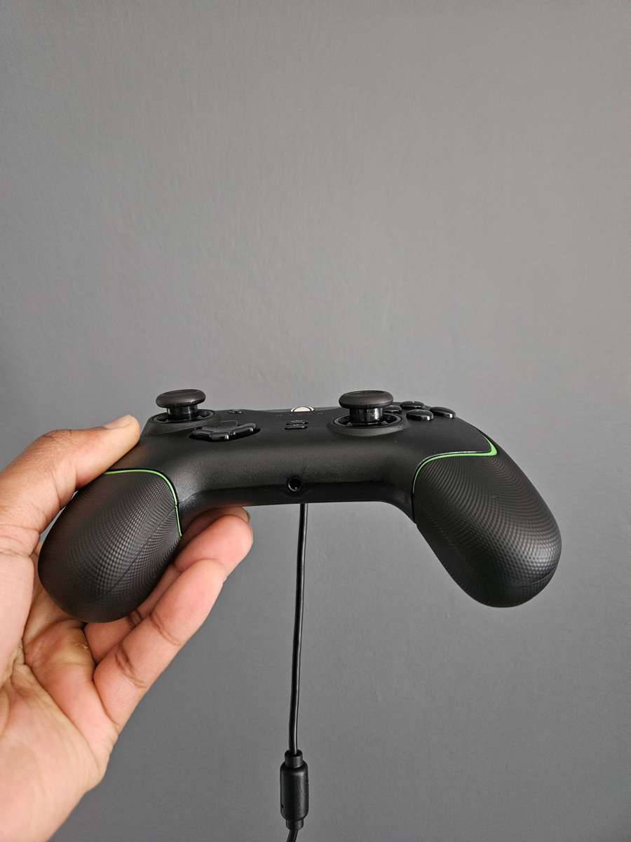 Razer Wolverine V2 Wired Controller  Xbox Series X (A-Button Faulty)  Selling As-Is
