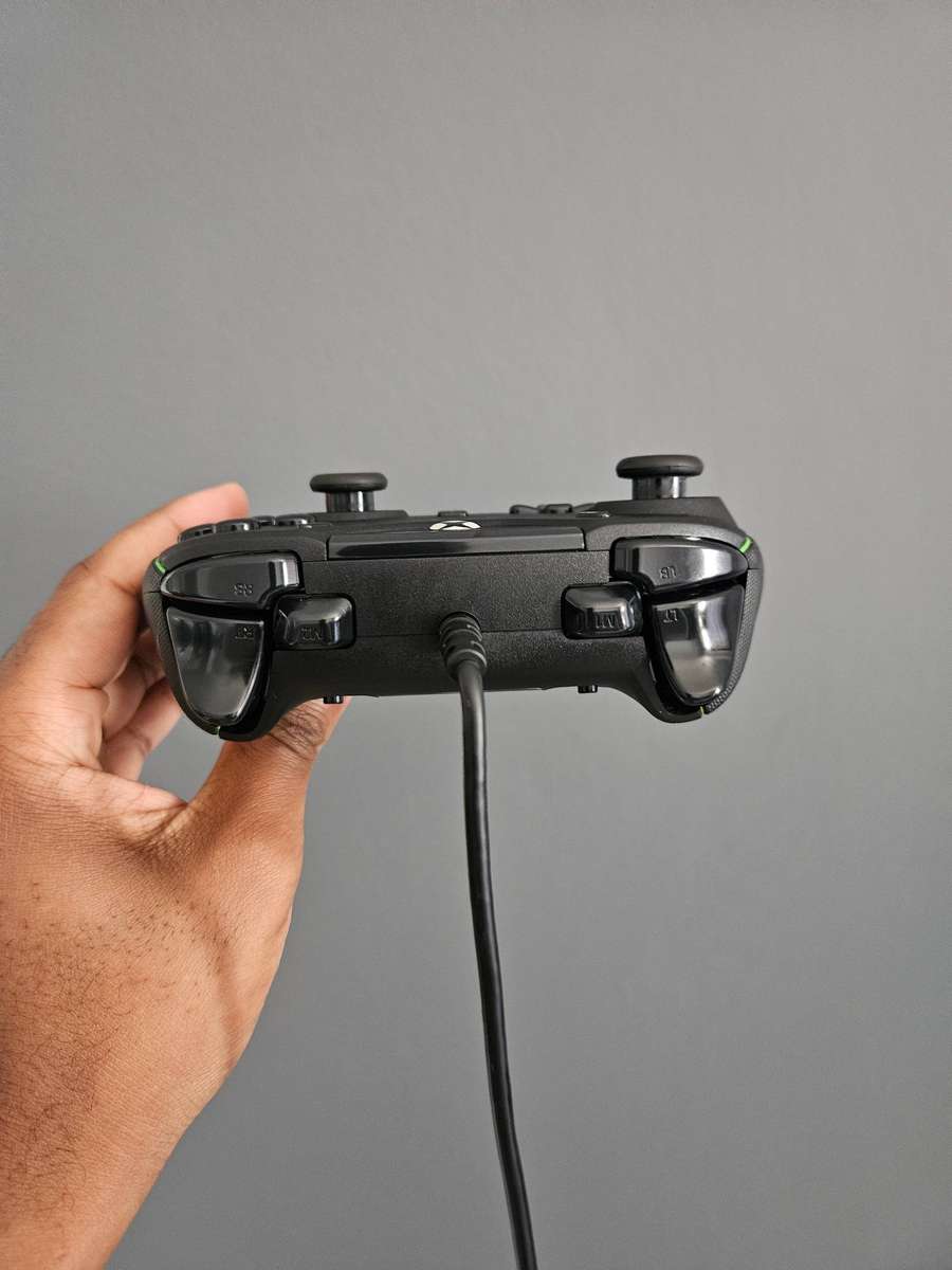 Razer Wolverine V2 Wired Controller  Xbox Series X (A-Button Faulty)  Selling As-Is