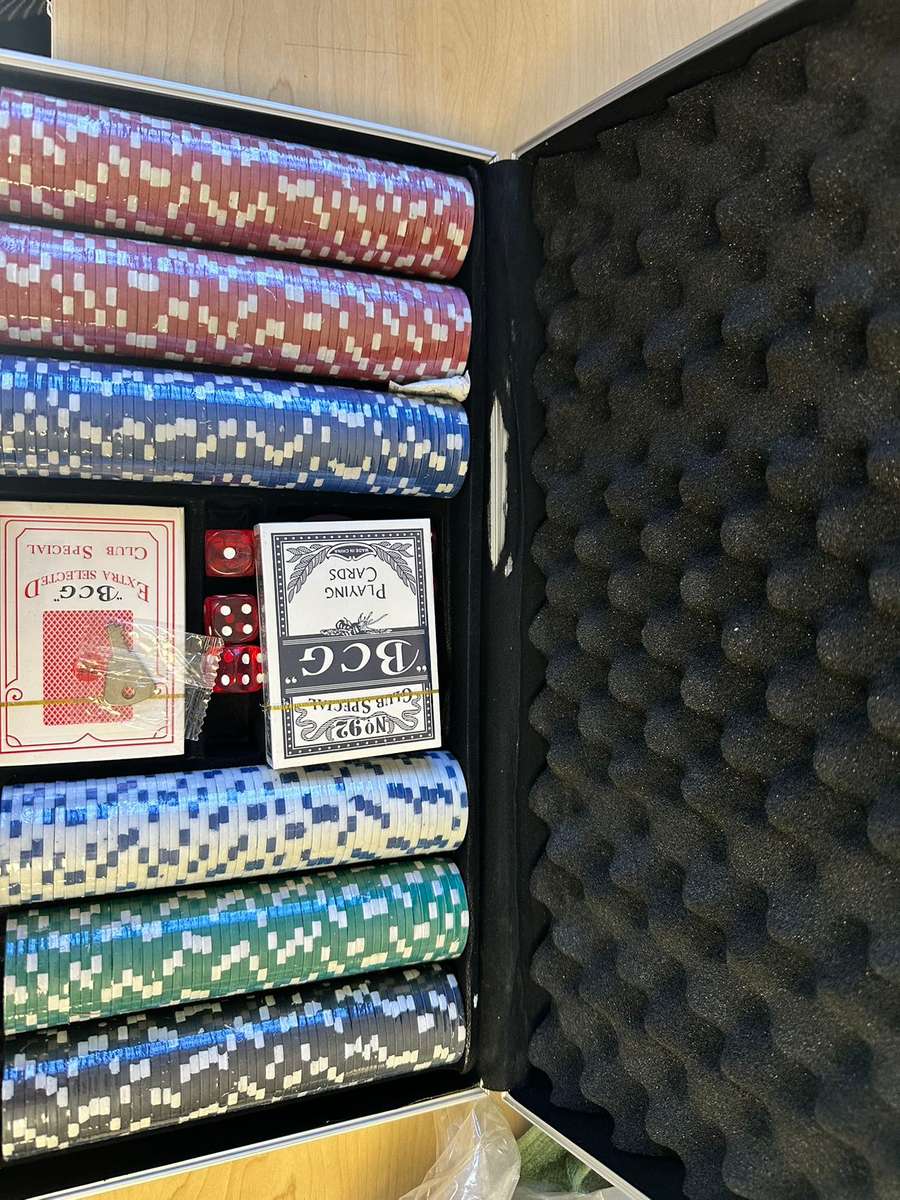 Poker Set 300 Pieces with Aluminum Case, 2 Decks of Cards, Dealer Button, 5 Dic