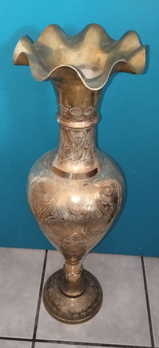 Beautiful Solid Brass Vase. 5 Kg