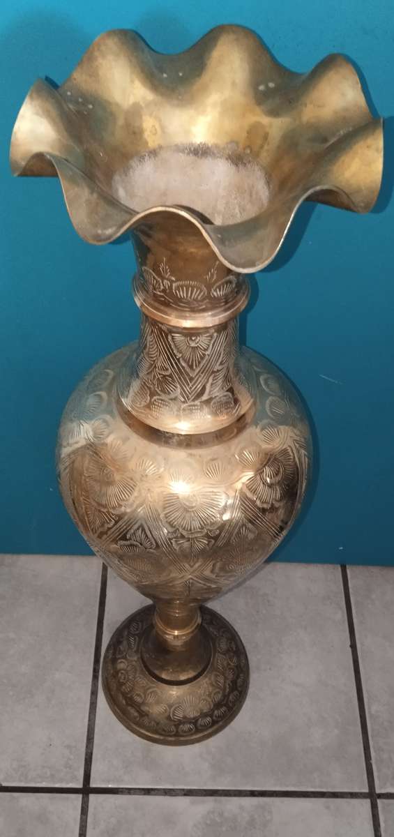 Beautiful Solid Brass Vase. 5 Kg