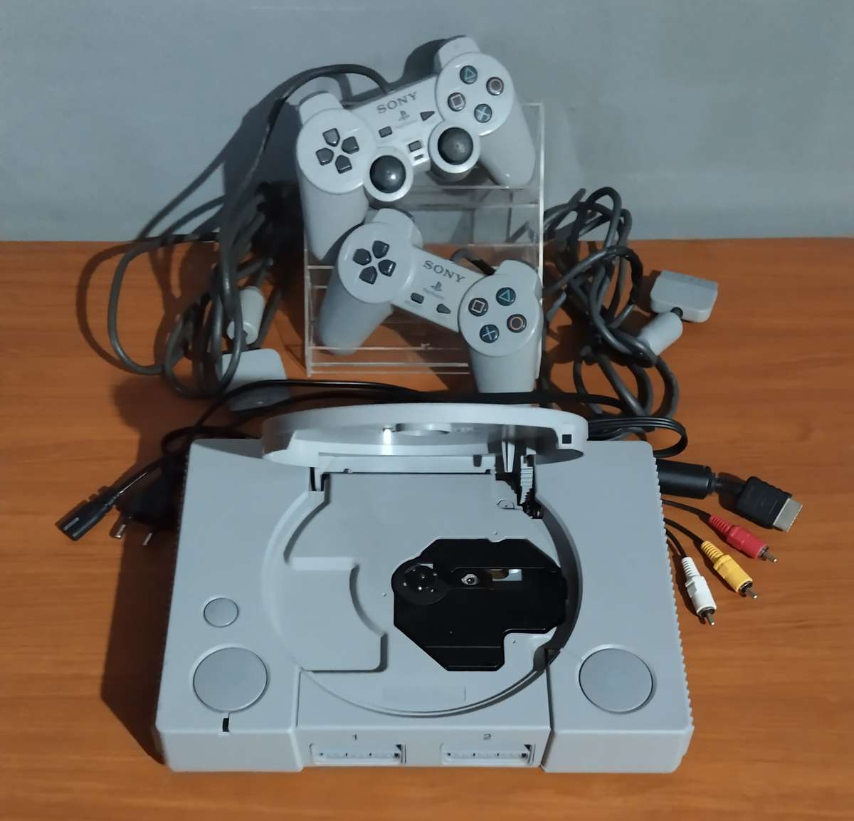 PS1 * Original PlayStation ONE (It's CHIPPED)