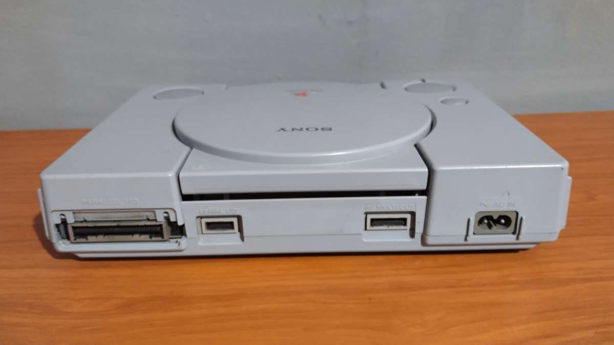 PS1 * Original PlayStation ONE (It's CHIPPED)
