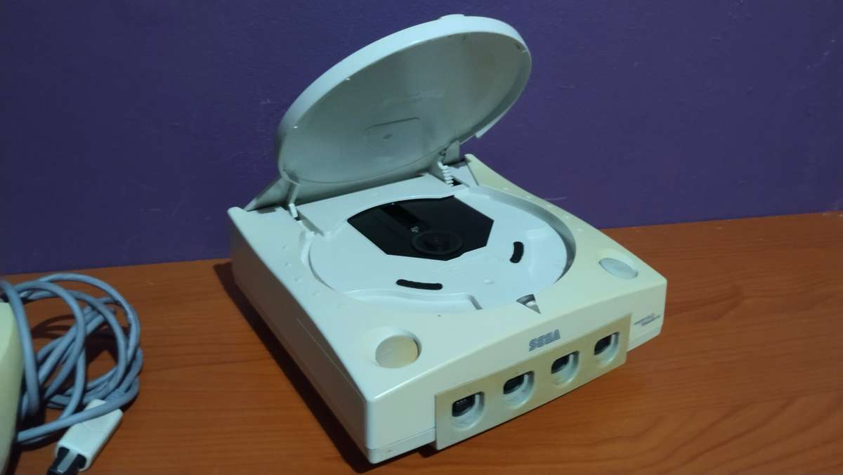 SEGA Dreamcast Console, Remote and Visual Memory Unit (Needs AV Cable)