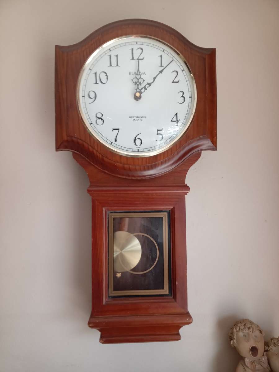 GREAT LOOKING VINTAGE BULOVA WALLCLOCK IN 100% WORKING CONDITION