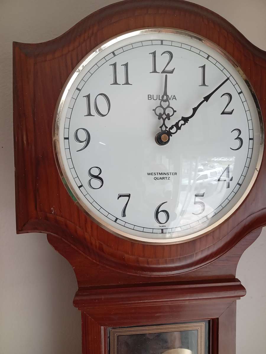 GREAT LOOKING VINTAGE BULOVA WALLCLOCK IN 100% WORKING CONDITION
