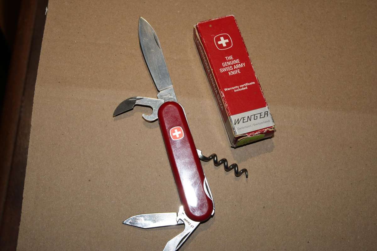 GENIUNE WENGER  SWISS ARMY KNIFE IN BOX
