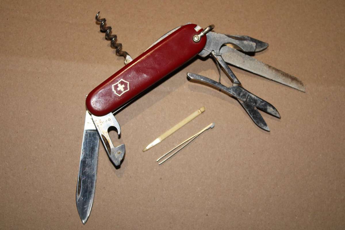 vICTORINOX  SWISS ARMY KNIFE OFFICIER SUISSE