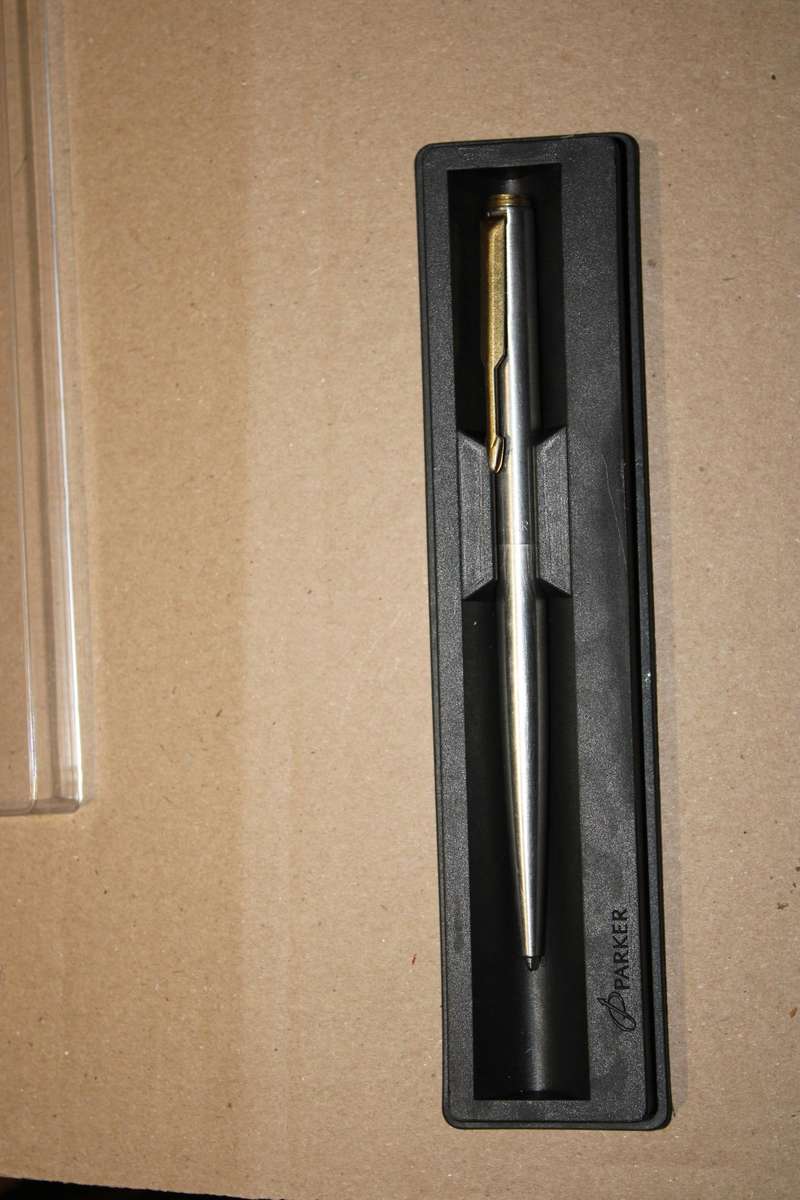 VINTAGE PARKER PEN IN CASE