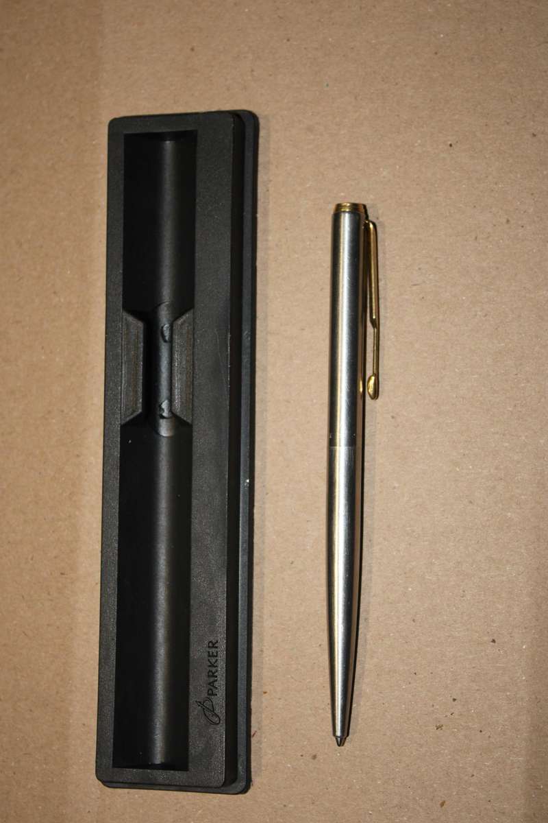 VINTAGE PARKER PEN IN CASE