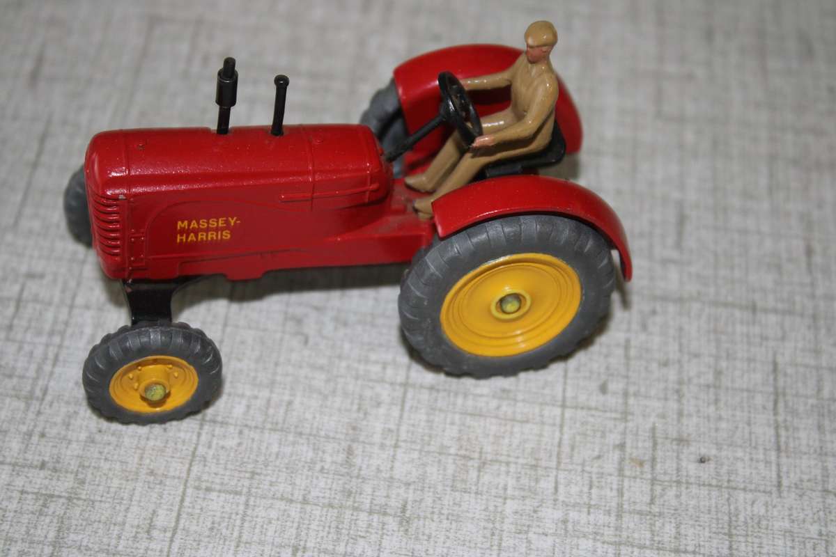 RARE COLLECTABLE DINKY     MASSEY HARRIS 1:38 TRACTOR VERY HARD TO FIND