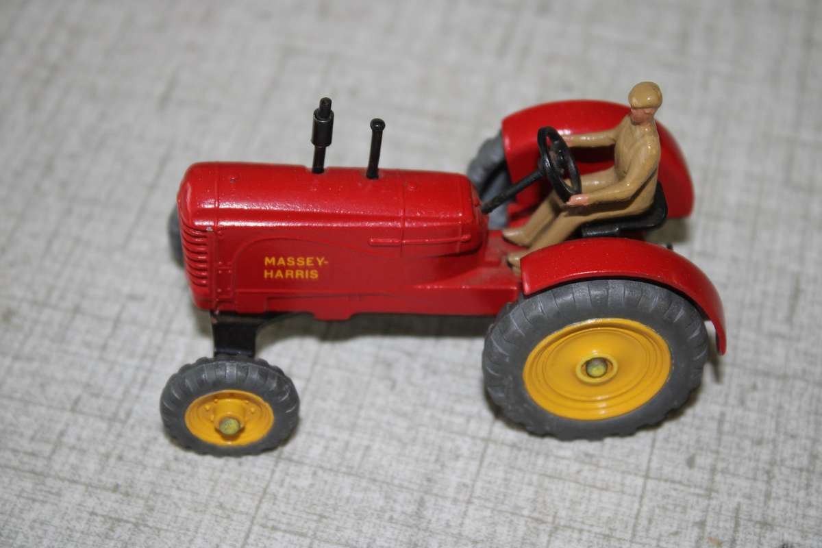 RARE COLLECTABLE DINKY     MASSEY HARRIS 1:38 TRACTOR VERY HARD TO FIND