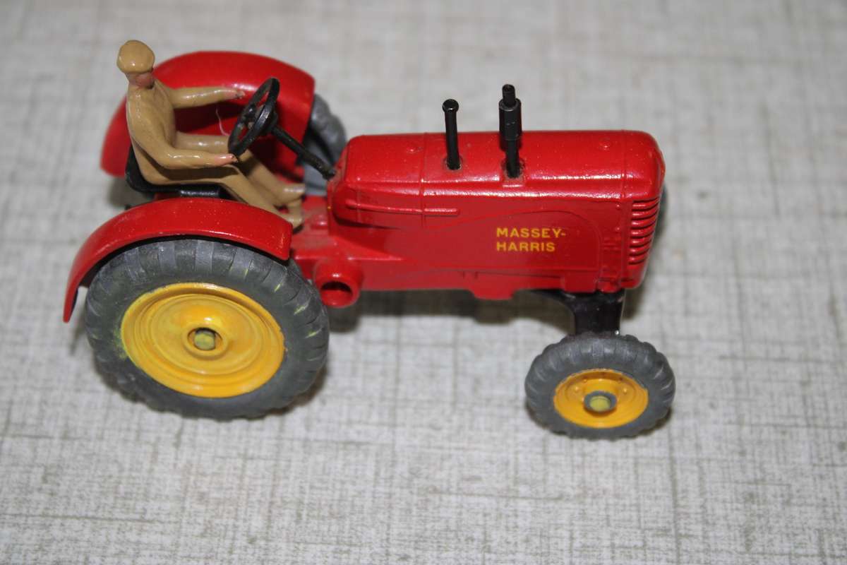RARE COLLECTABLE DINKY     MASSEY HARRIS 1:38 TRACTOR VERY HARD TO FIND