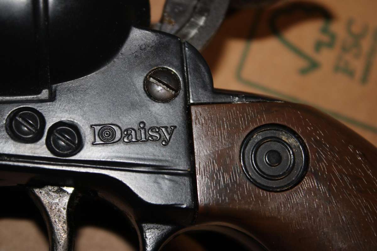 RARE  VERY COLLECTABLE   VINTAGE  DAISY BB GUN 1,77 CAL USA PEACEMAKER IN GREAT CONDITION