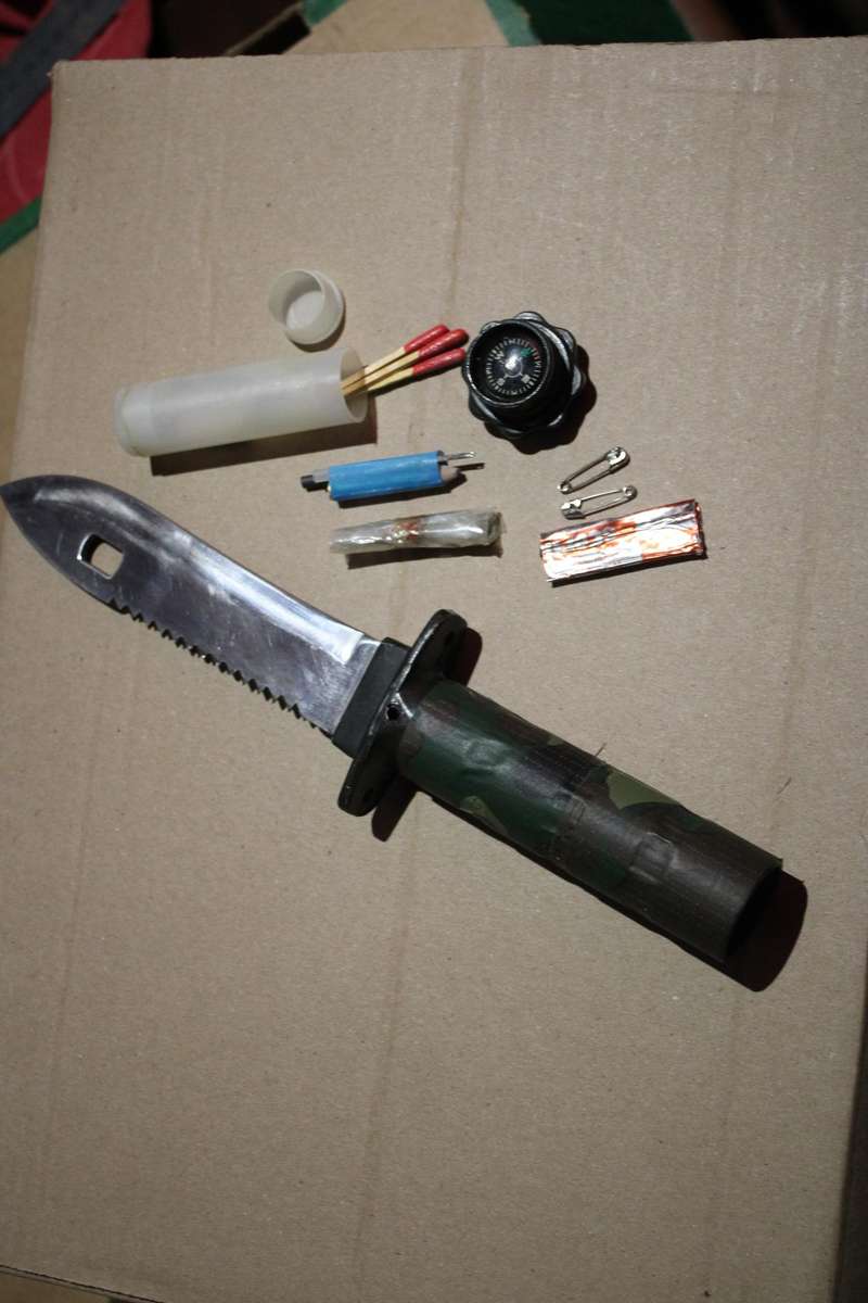 VINTAGE SURVIVAL KNIFE WITH COMPARTMENT AND COMPASS