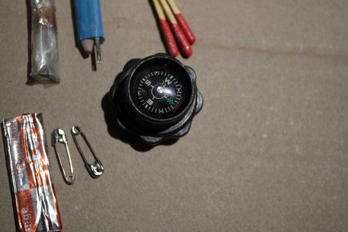 VINTAGE SURVIVAL KNIFE WITH COMPARTMENT AND COMPASS