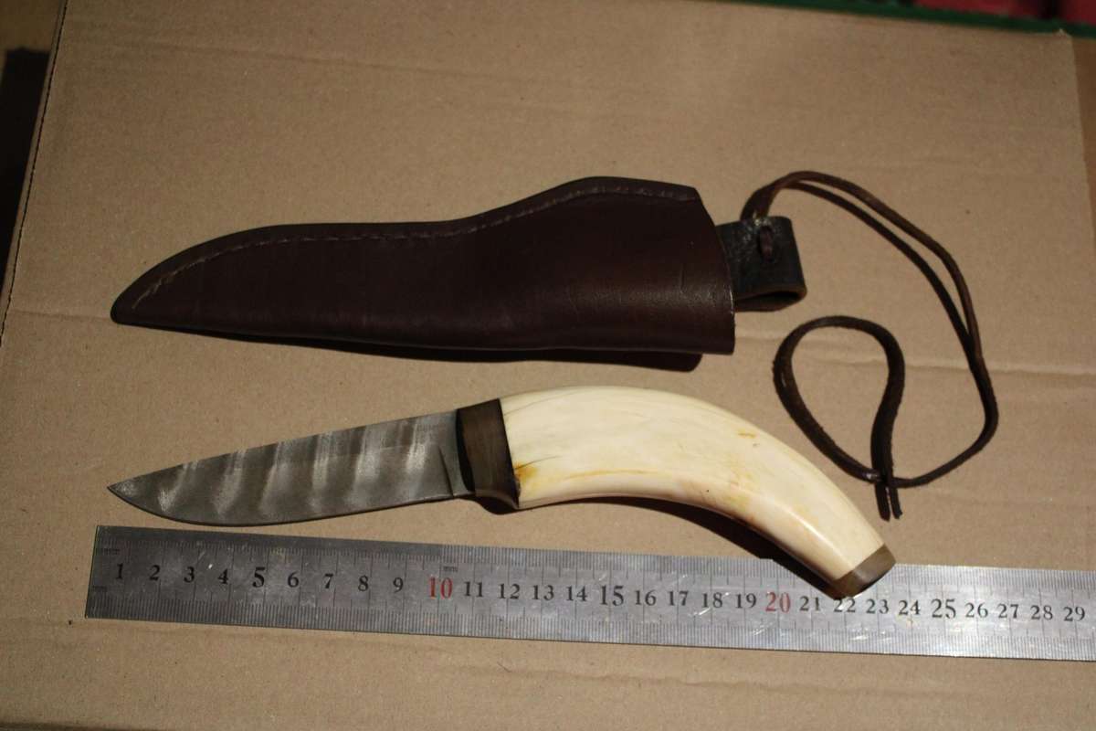 BEAUTIFUL HANDMADE HUNTING KNIFE WITH WARTHOGG HANDLE IN LEATHER POUCH