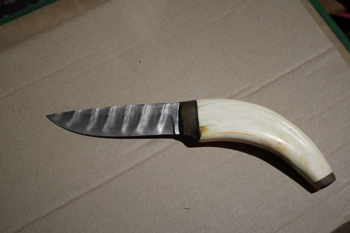 BEAUTIFUL HANDMADE HUNTING KNIFE WITH WARTHOGG HANDLE IN LEATHER POUCH