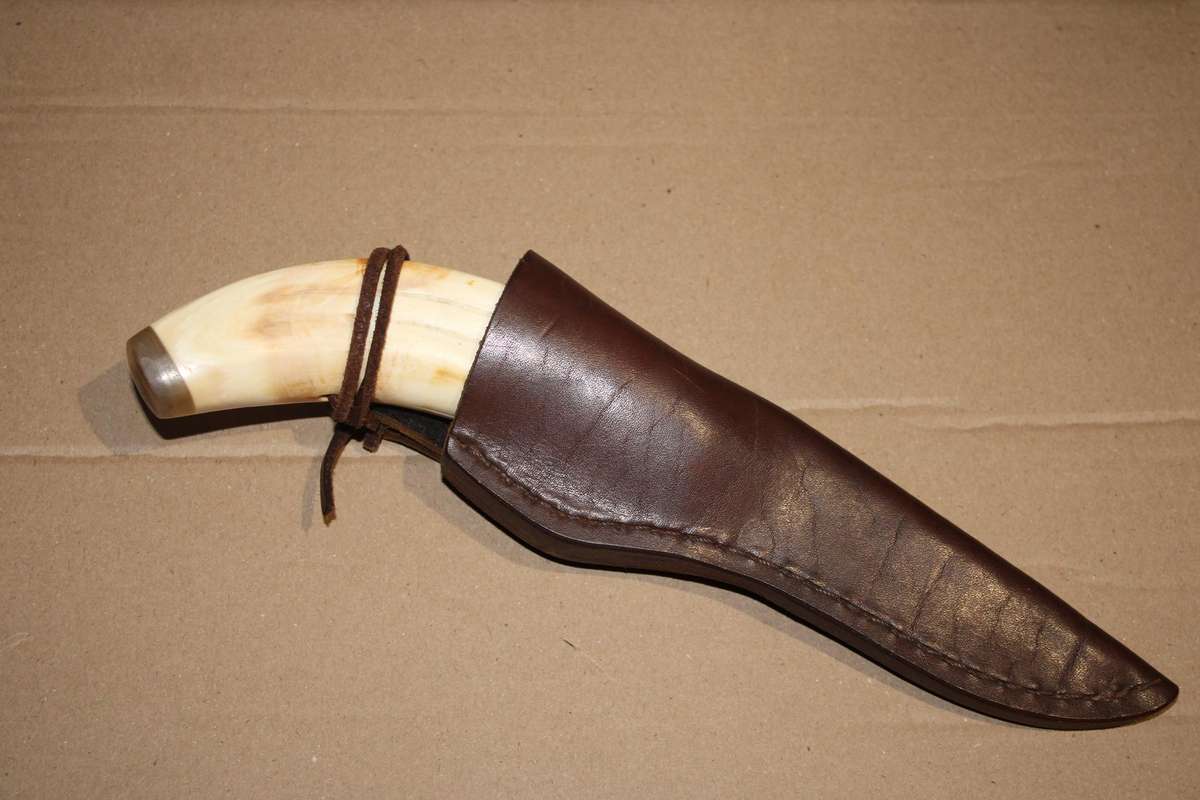 BEAUTIFUL HANDMADE HUNTING KNIFE WITH WARTHOGG HANDLE IN LEATHER POUCH