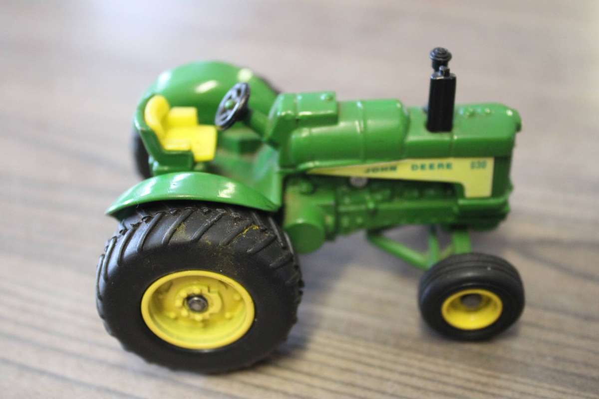 ERTL JOHN DEERE 630 SCALE 1:43