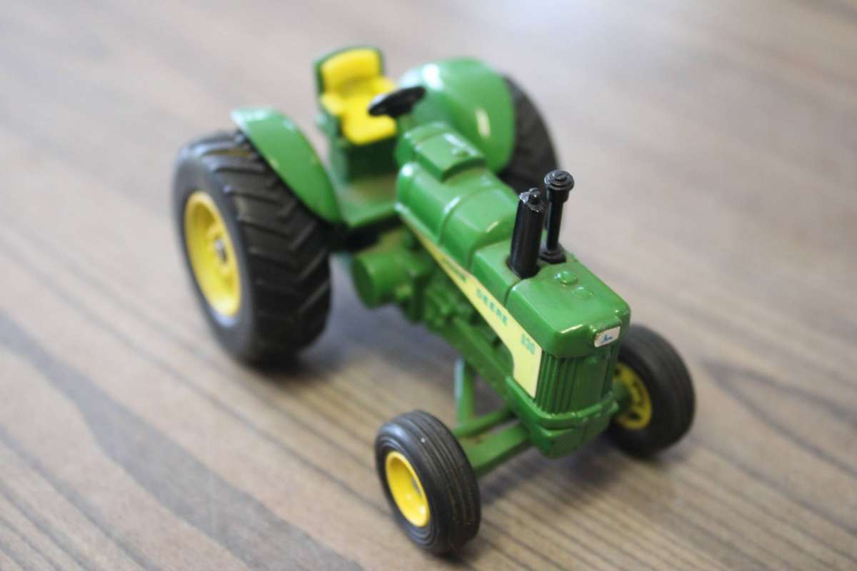 ERTL JOHN DEERE 630 SCALE 1:43